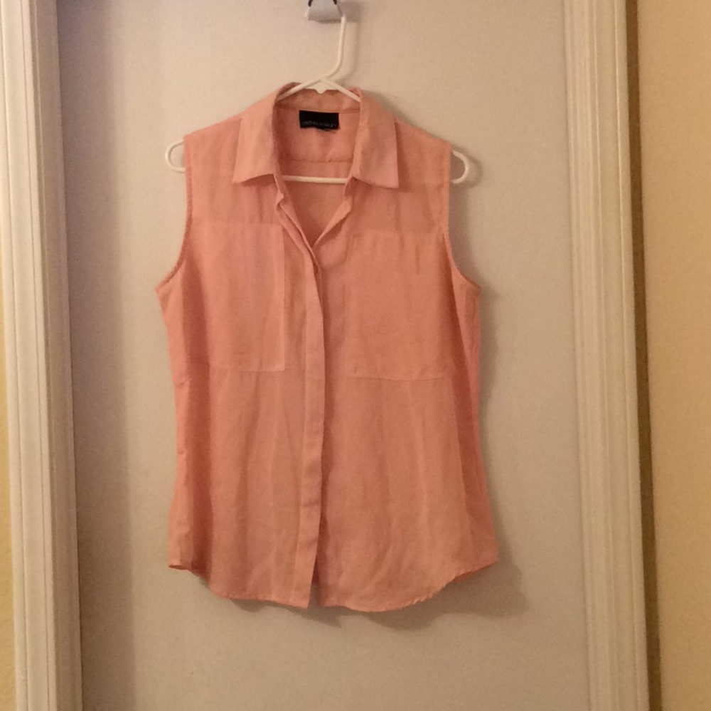 Sleeveless blouse, hidden buttons